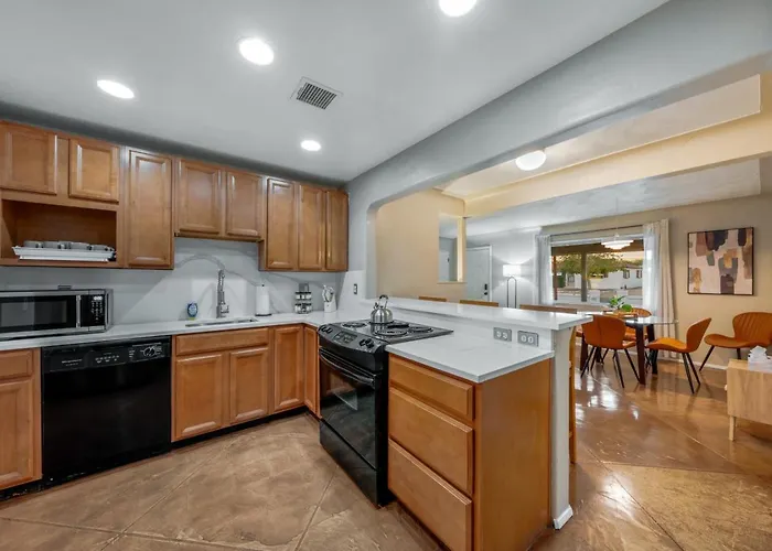Central, 4 Bedroom 2 Ba, Fire Pit, Fenced Backyard *