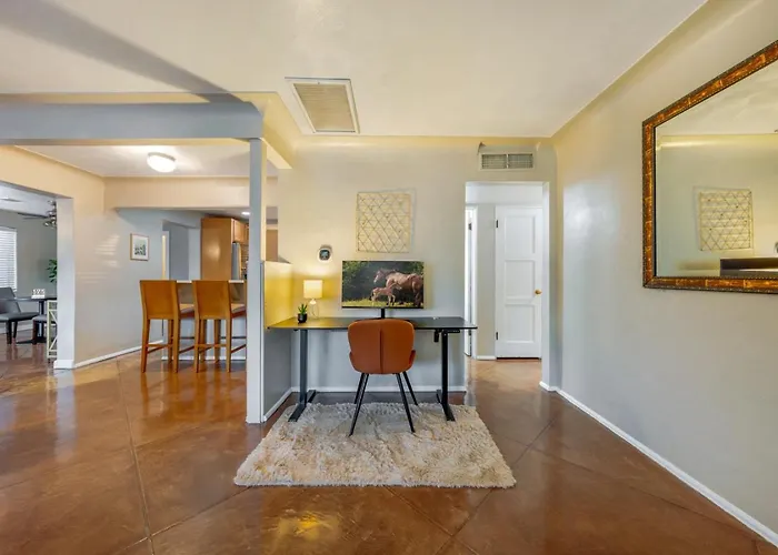 Central, 4 Bedroom 2 Ba, Fire Pit, Fenced Backyard Holiday home *