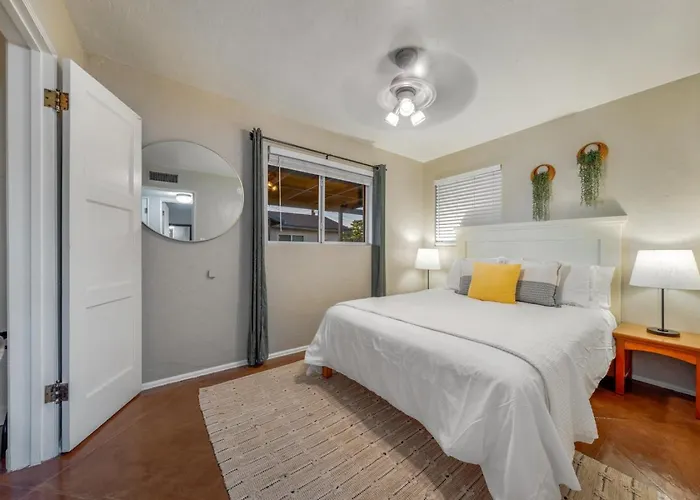 Holiday home Central, 4 Bedroom 2 Ba, Fire Pit, Fenced Backyard *