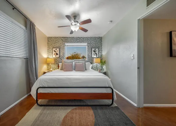 Central, 4 Bedroom 2 Ba, Fire Pit, Fenced Backyard *
