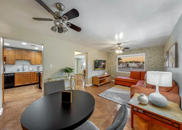 Central, 4 Bedroom 2 Ba, Fire Pit, Fenced Backyard