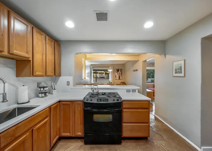 Central, 4 Bedroom 2 Ba, Fire Pit, Fenced Backyard * Tucson