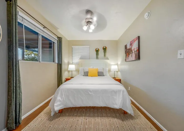 Central, 4 Bedroom 2 Ba, Fire Pit, Fenced Backyard Holiday home