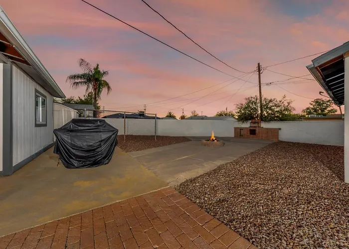 Holiday home Central, 4 Bedroom 2 Ba, Fire Pit, Fenced Backyard *