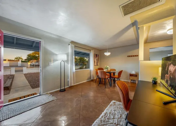 Central, 4 Bedroom 2 Ba, Fire Pit, Fenced Backyard Holiday home