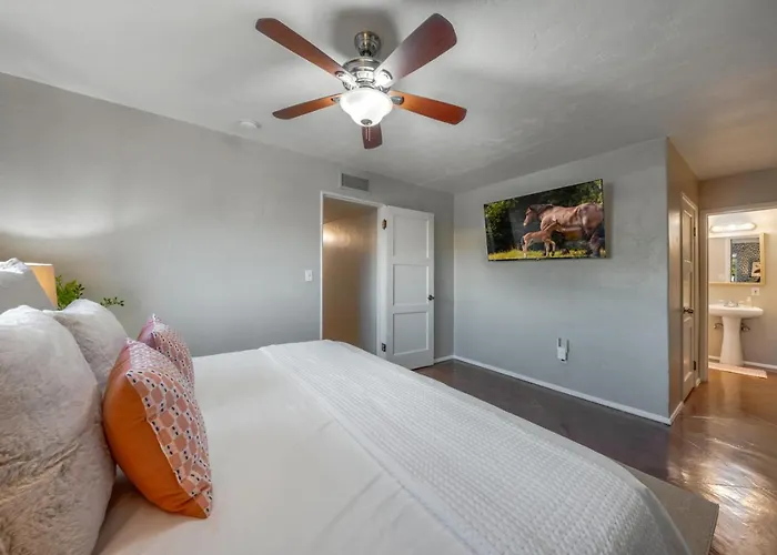 Central, 4 Bedroom 2 Ba, Fire Pit, Fenced Backyard Holiday home