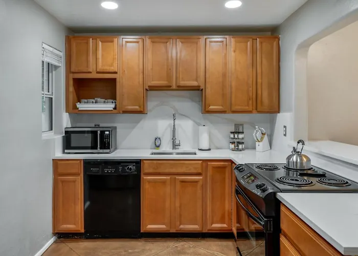 Holiday home Central, 4 Bedroom 2 Ba, Fire Pit, Fenced Backyard *