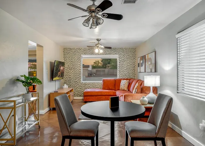 Holiday home Central, 4 Bedroom 2 Ba, Fire Pit, Fenced Backyard