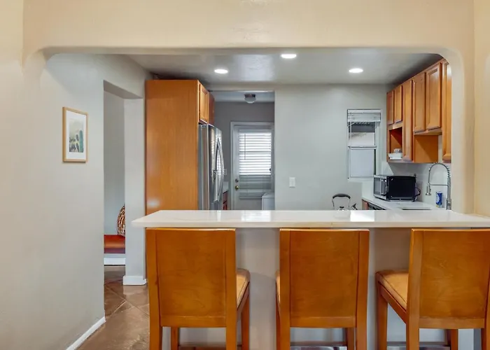 Central, 4 Bedroom 2 Ba, Fire Pit, Fenced Backyard Holiday home