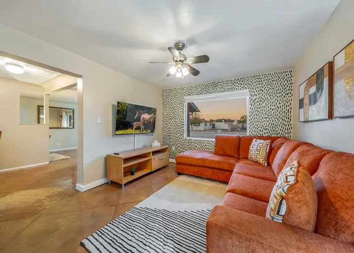 Central, 4 Bedroom 2 Ba, Fire Pit, Fenced Backyard Holiday home