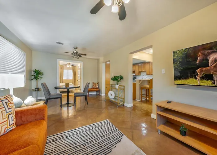 Holiday home Central, 4 Bedroom 2 Ba, Fire Pit, Fenced Backyard